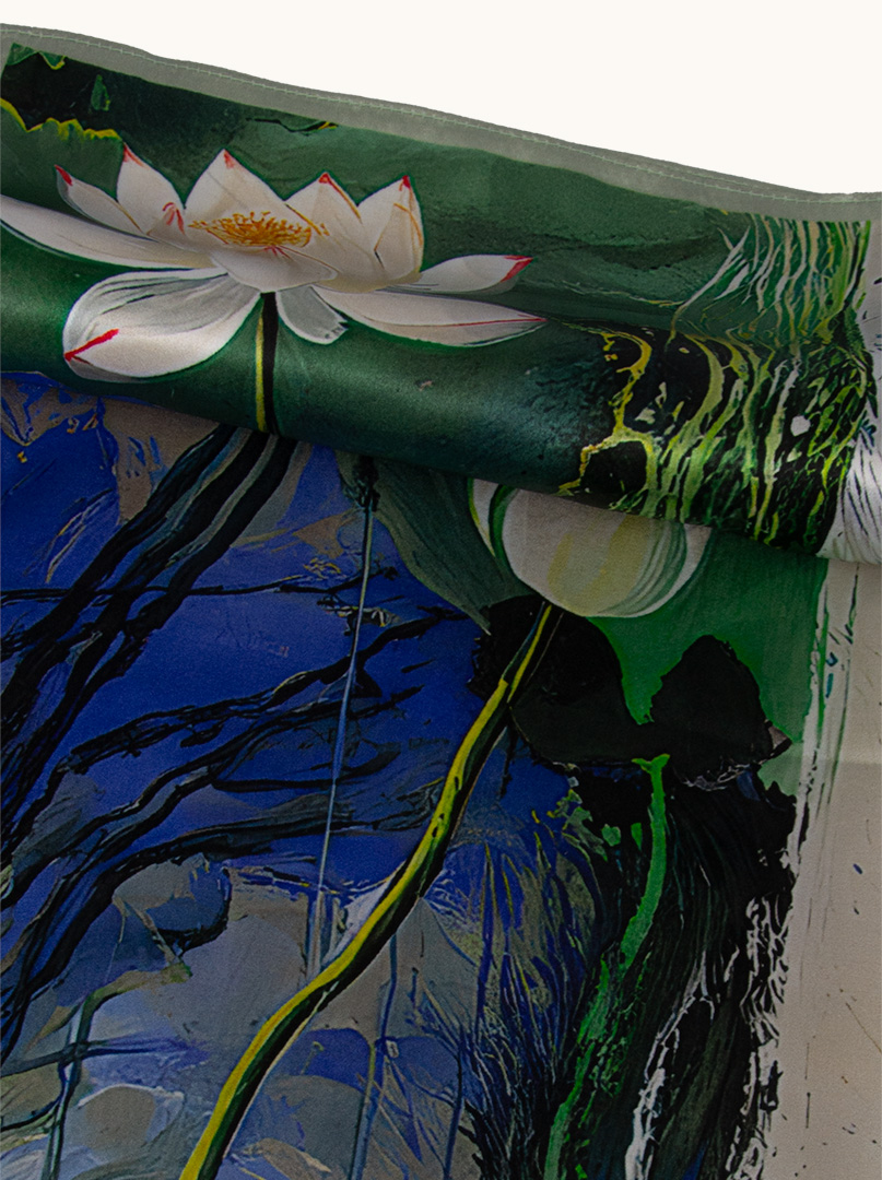 Mała apaszka jedwabna niebieska z motywem nenufarów 53x53 cm zdjęcie 3