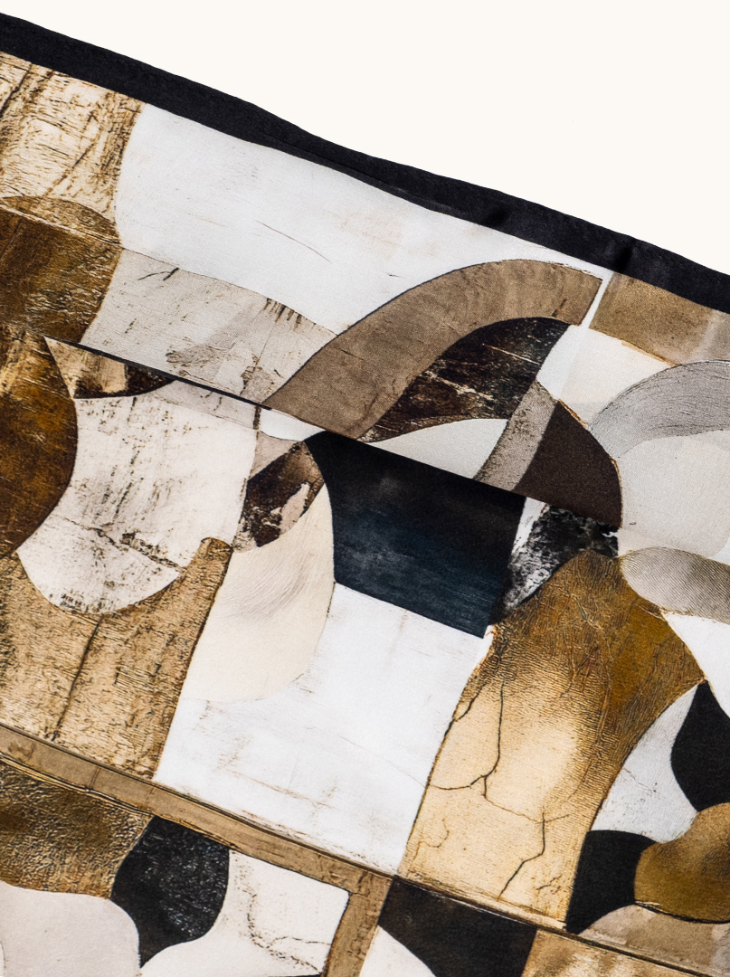 Mała apaszka jedwabna beżowa z geometrycznym wzorem 53x53 cm zdjęcie 4