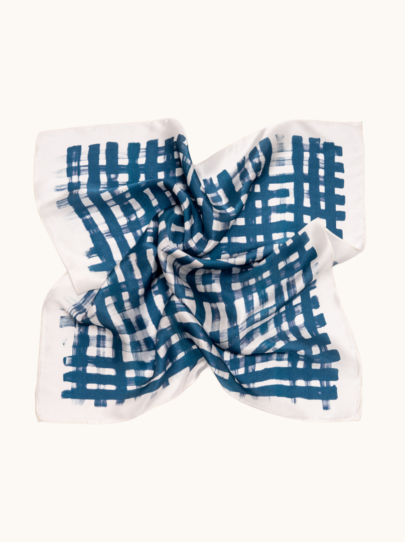 Mała apaszka jedwabna biała w niebieską geometryczną kratę 53x53 cm zdjęcie 3