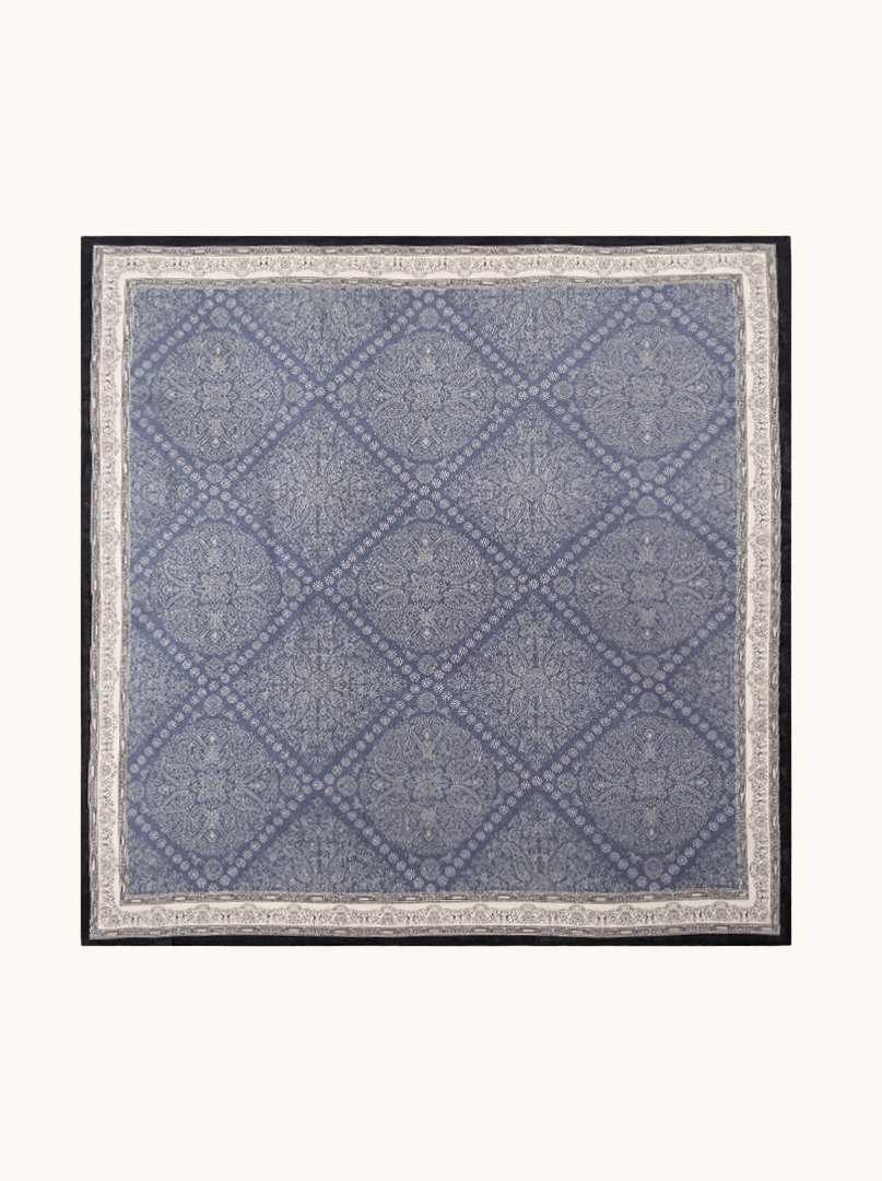 Apaszka jedwabna niebieska z eleganckim ornamentem  65x65 cm  zdjęcie 2
