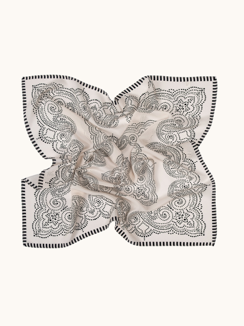 Apaszka jedwabna ecru ze wzorem paisley 65x65 cm  zdjęcie 4