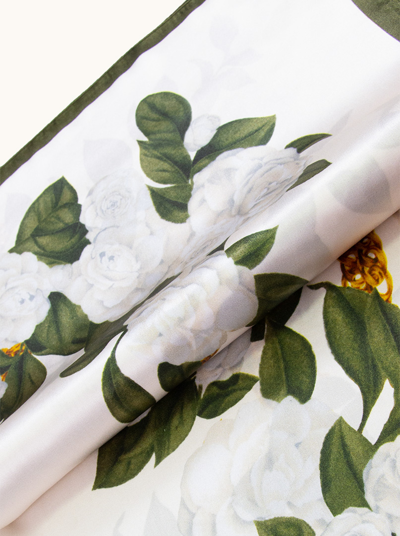 Mała apaszka jedwabna kremowa w białe kwiaty  53x53 cm zdjęcie 3