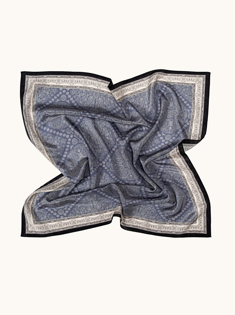 Apaszka jedwabna niebieska z eleganckim ornamentem  65x65 cm  zdjęcie 4