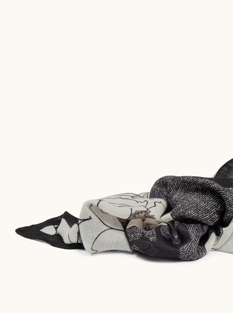 Lekki szal czarny w kwiaty wiskoza 100% 70x180 cm zdjęcie 4