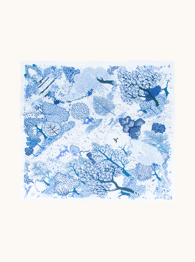 Apaszka z jedwabiu morwowego niebieska z motywem lasu  65cm x65cm zdjęcie 2
