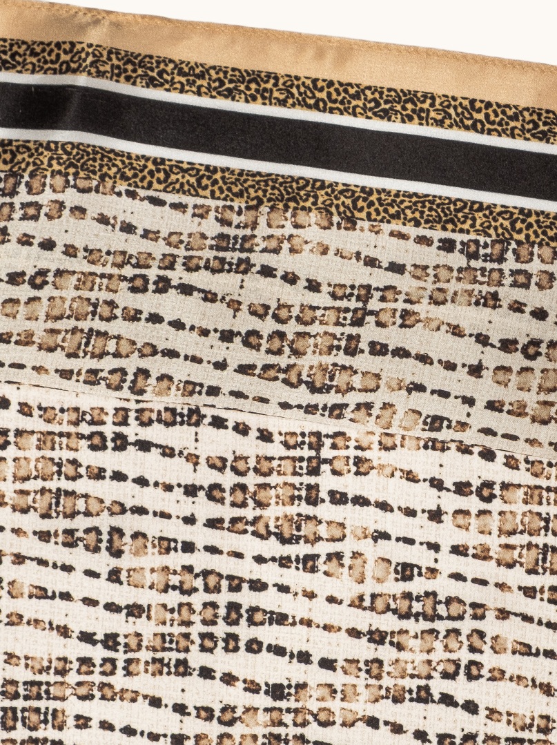 Apaszka jedwabna geometryczna w odcieniu ciepłego beżu 65x65 cm  zdjęcie 4