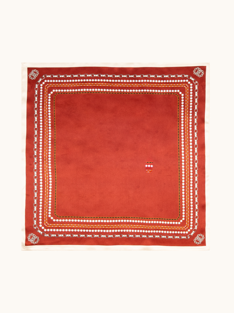 Mała apaszka jedwabna czerwona z ornamentem 53cm x53cm zdjęcie 2