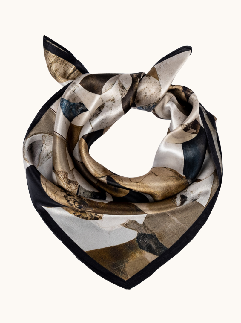 Mała apaszka jedwabna beżowa z geometrycznym wzorem 53x53 cm zdjęcie 2