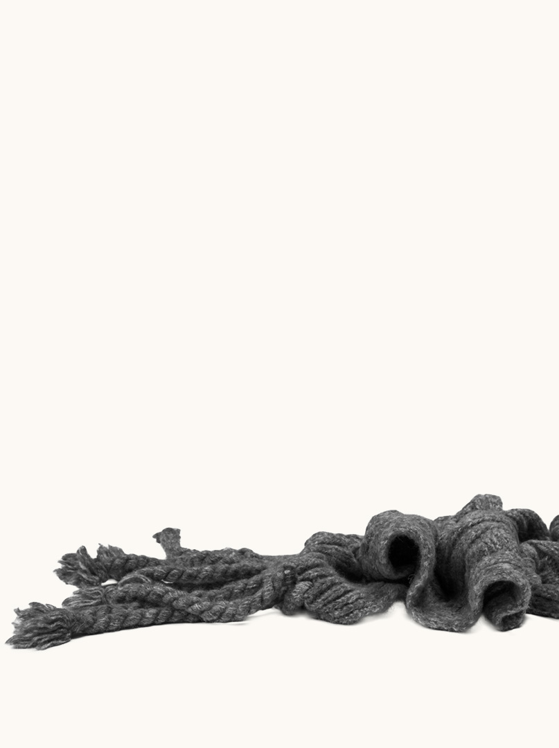Ciepły szalik z wełną i długimi frędzlami grafitowy 35x230 cm zdjęcie 4