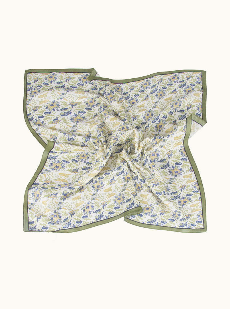 Apaszka damska w kwiatowy wzór z jedwabiu morwowego i bawełny 65cm x 65cm zdjęcie 3