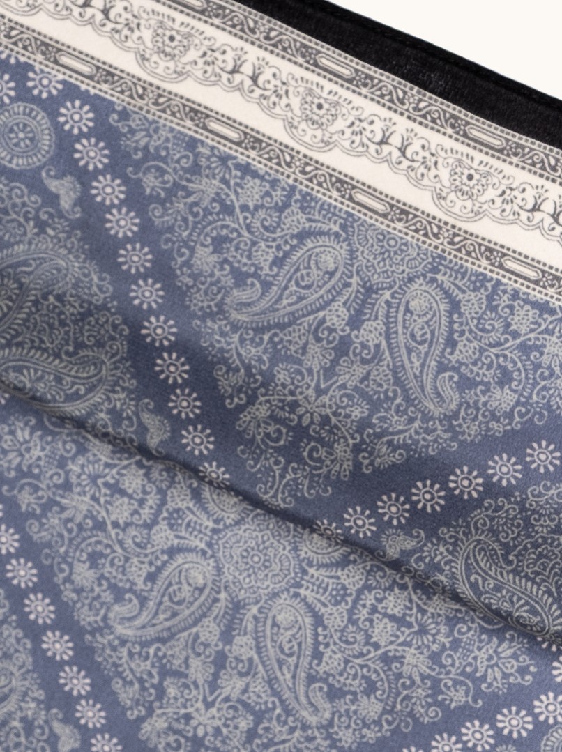 Apaszka jedwabna niebieska z eleganckim ornamentem  65x65 cm  zdjęcie 3