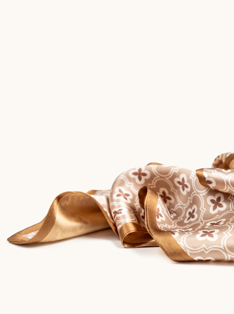 Jedwabny szal z kwiatem magnolii i ornamentowym detalem  16cm x 145cm  zdjęcie 4