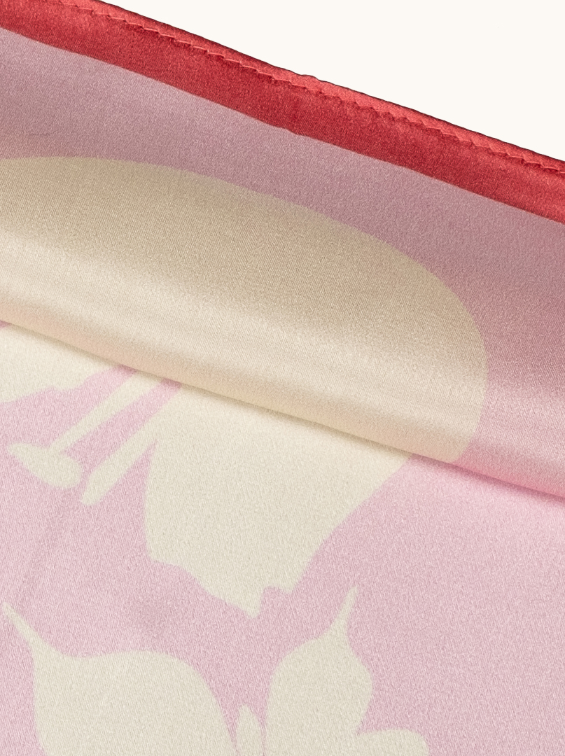 Mała apaszka jedwabna różowa w kremowe motyle 53x53 cm zdjęcie 3