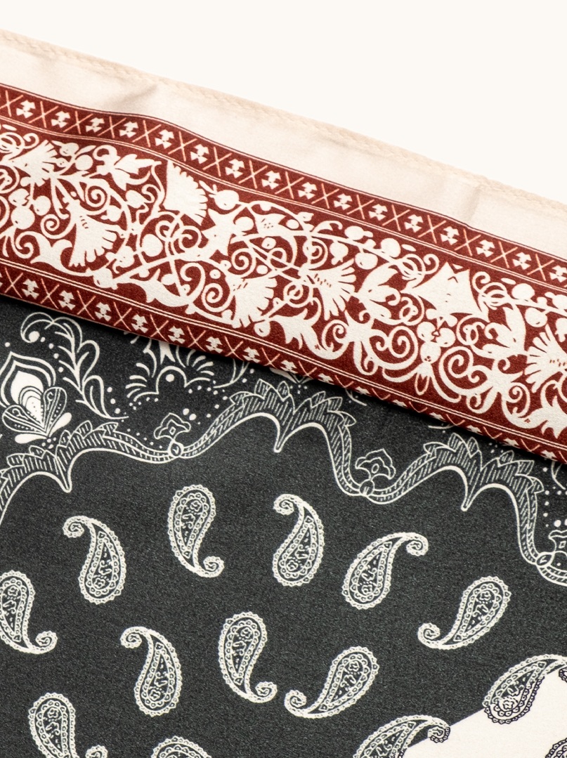 Mała apaszka jedwabna kremowa w czarne paisleye 53x53 cm zdjęcie 4