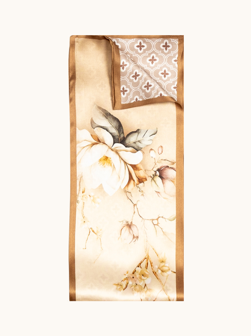 Jedwabny szal z kwiatem magnolii i ornamentowym detalem  16cm x 145cm  zdjęcie 2