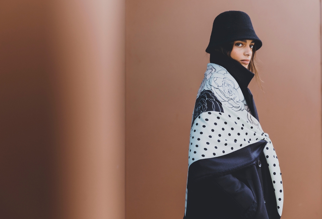 Duża chusta wełna z jedwabiem NUVIA 140x140 cm PREMIUM zdjęcie 2