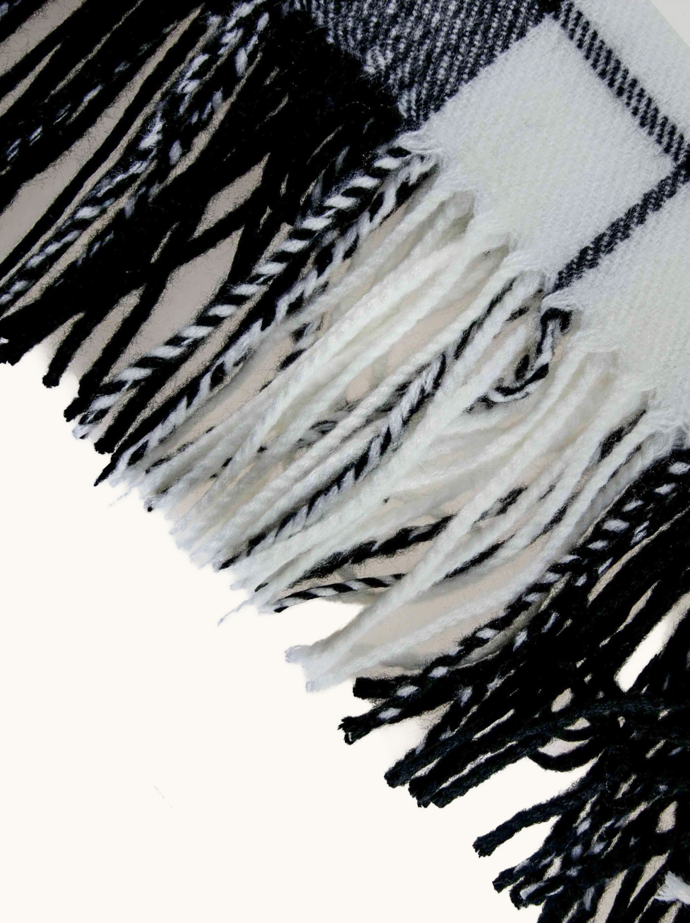 Ciepły szal w kratę biało czarną z frędzlami zdjęcie 3