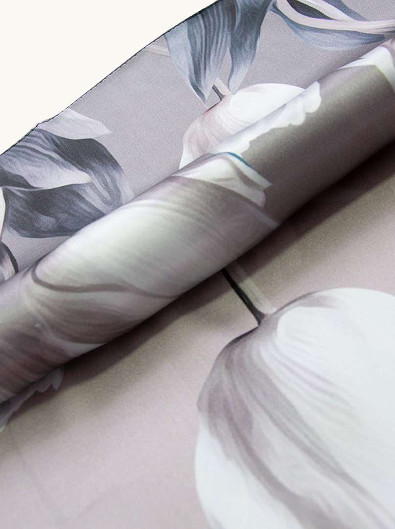 Szal jedwabny szaro-różowy w białe tulipany 55 cm x 175 cm zdjęcie 3