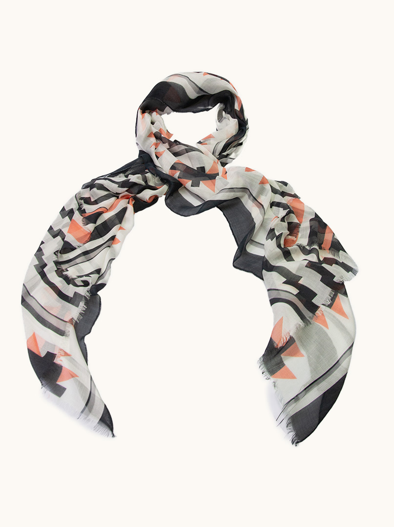 Szal lekki we wzory czarno-łososiowe 110 cm x 190 cm zdjęcie 1