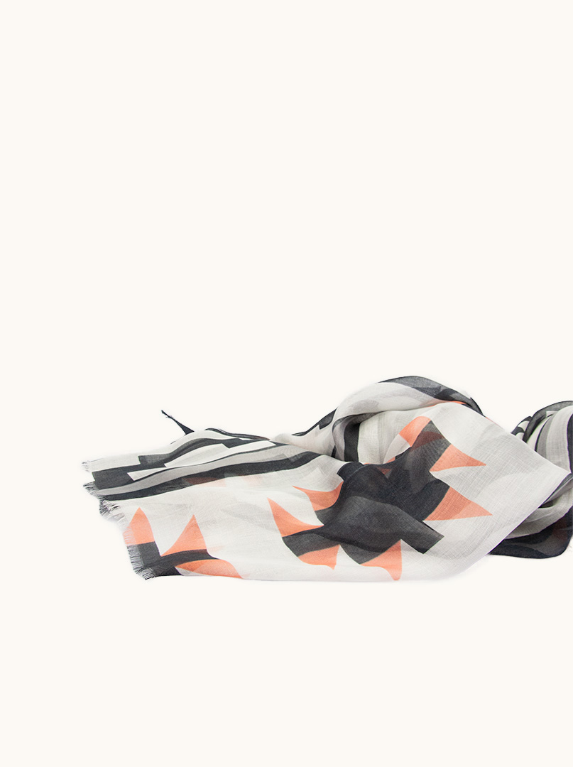 Szal lekki we wzory czarno-łososiowe 110 cm x 190 cm zdjęcie 3