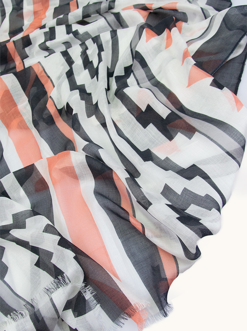 Szal lekki we wzory czarno-łososiowe 110 cm x 190 cm zdjęcie 4