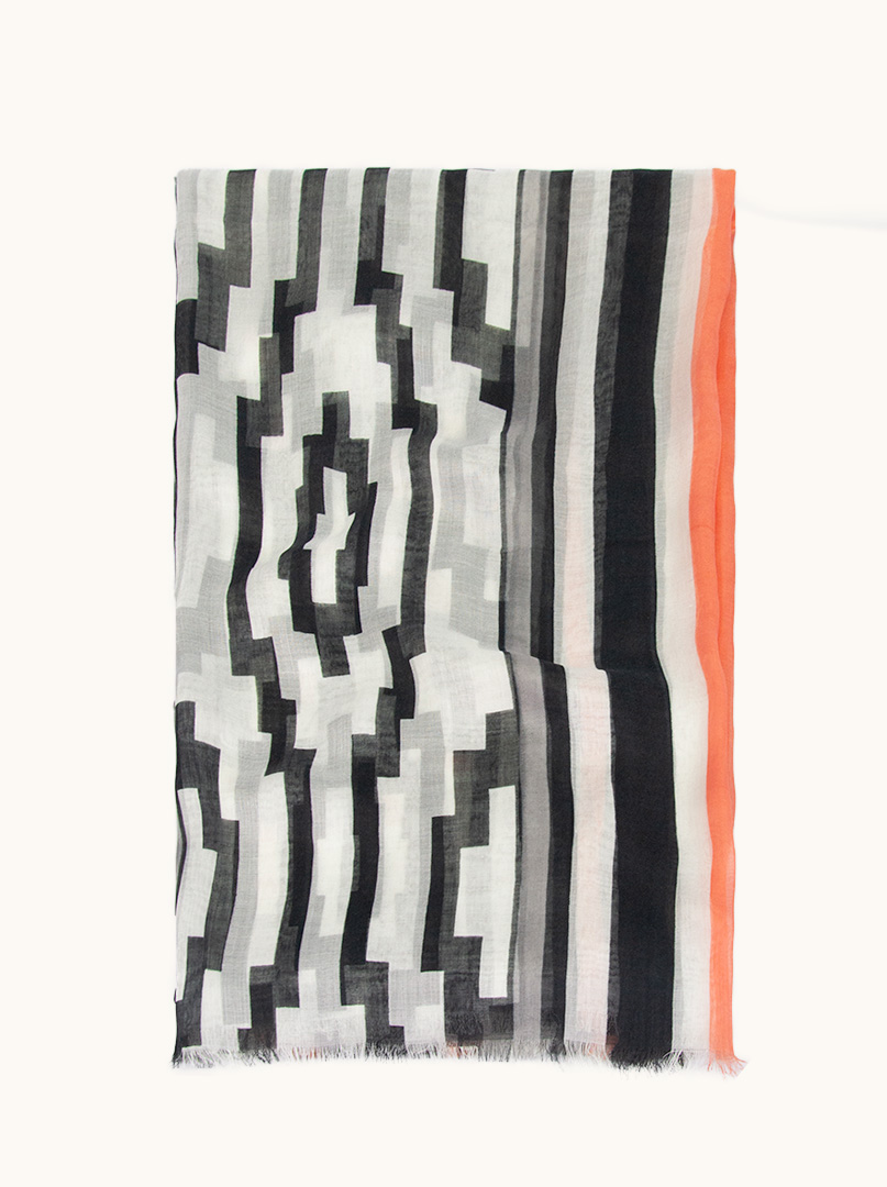 Szal lekki we wzory czarno-łososiowe 110 cm x 190 cm zdjęcie 2