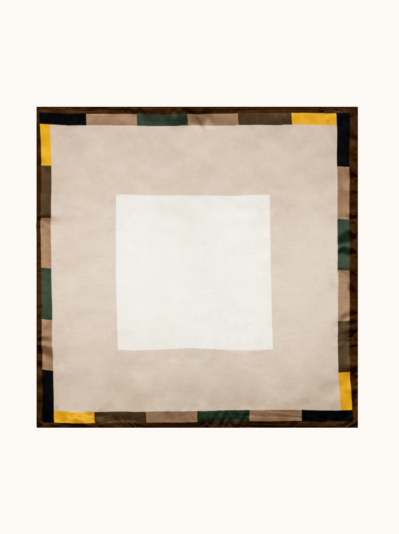 Mała apaszka jedwabna damska gawroszka w beżowym odcieniu z geometryczną ramą 53cm x 53cm zdjęcie 2
