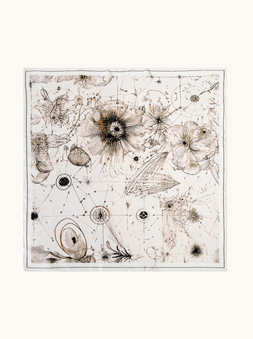 Mała apaszka jedwabna beżowa w subtelne kwiaty 53x53 cm zdjęcie 2