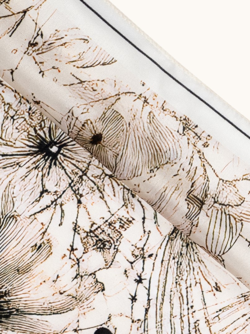 Mała apaszka jedwabna beżowa w subtelne kwiaty 53x53 cm zdjęcie 4