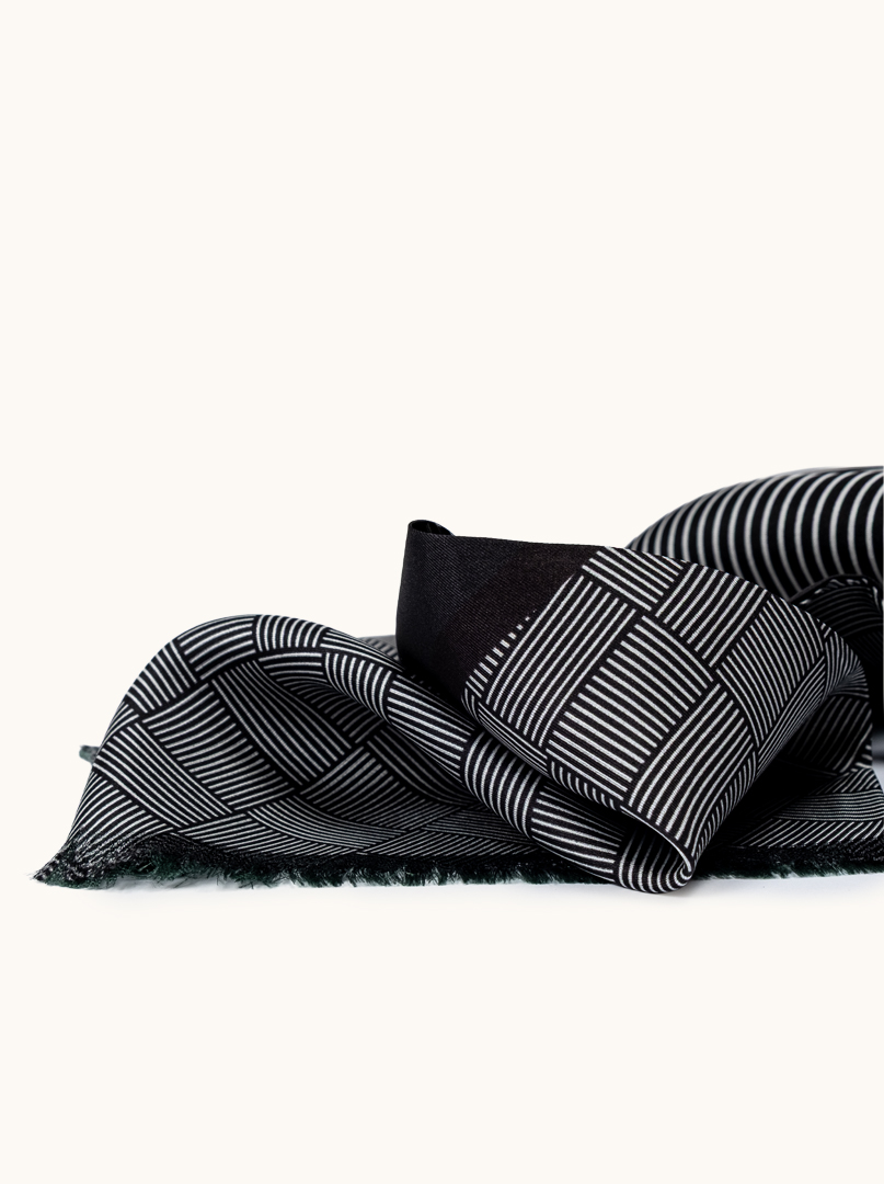 Ekskluzywny szal jedwabny zielony w geometryczne wzory 25 cm x 160 cm zdjęcie 3