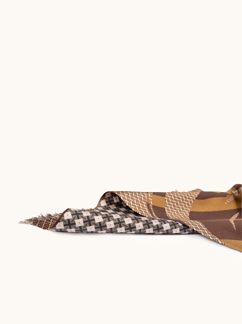 Ekskluzywny szal jedwabny brązowy w geometryczne wzory 25 cm x 160 cm zdjęcie 3