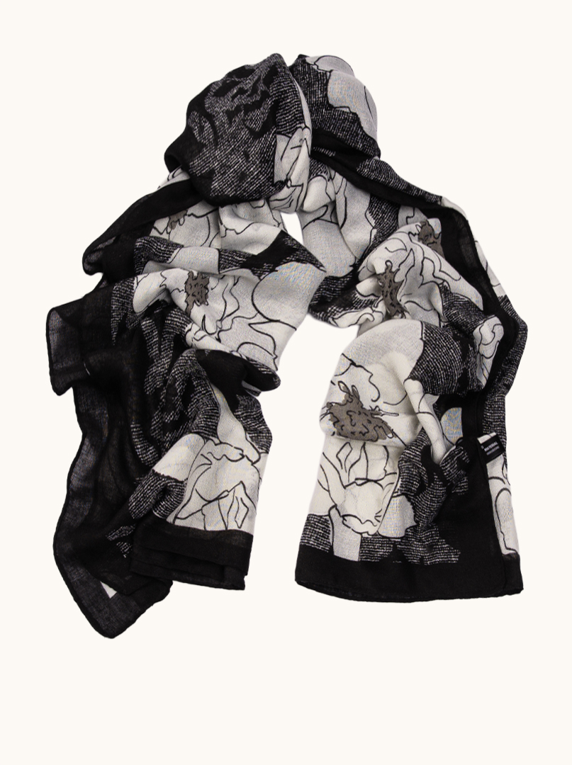 Lekki szal czarny w kwiaty wiskoza 100% 70x180 cm zdjęcie 1