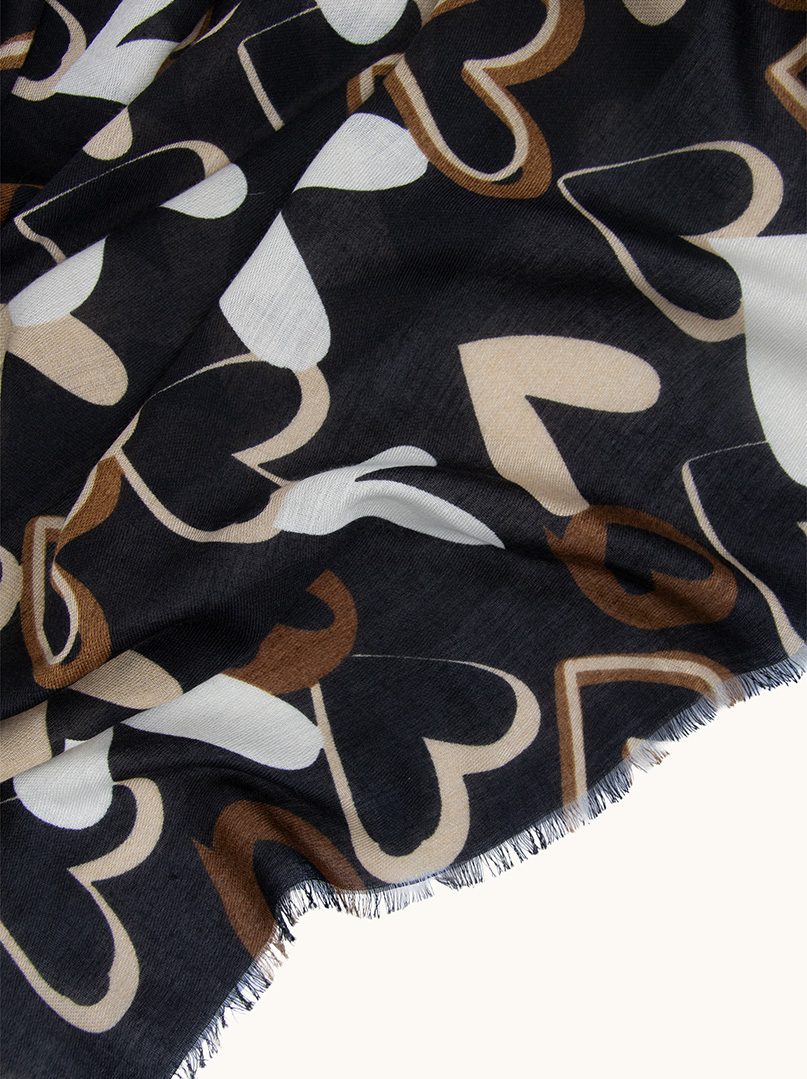 Szal z wiskozą w kolorze czarnym w serca  90x180 cm zdjęcie 4