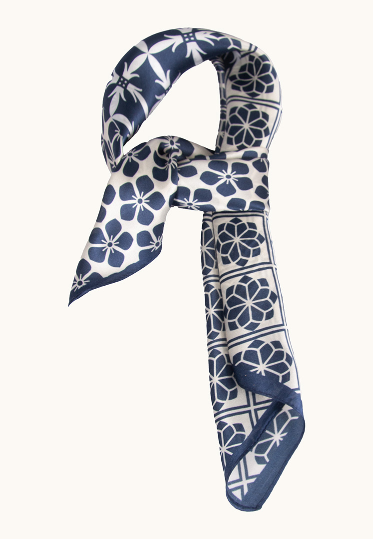 Mała apaszka jedwabna biała w niebieskie geometryczne wzory 53x53 cm zdjęcie 2